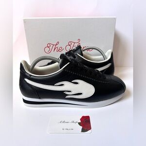 YG 4Hunnid The Flame Block Runner Black/White Shoes Size: 9 M